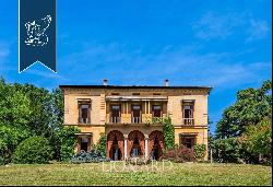 Historical estate with a big planted park in a high-end historical context halfway between