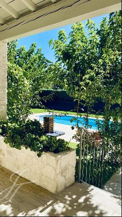 LOURMARIN Beautiful single storey villa for sale on enclosed land of 1169 m2 with swimming