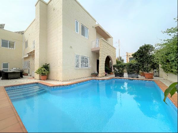 Detached Villa with Pool