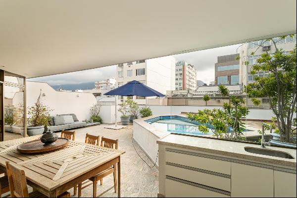 Refurbished duplex penthouse in Ipanema
