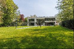 Extraordinary villa on a 2,600 sqm plot in a prime location in Alt-Hahnwald