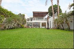 Magnificent house with beautiful view and direct access to the lagoon.