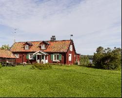 Generous plot set in a private and sunny location on Drottningholmsmalmen