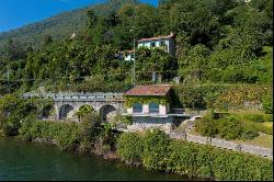 Historic and prestigious piè dans l'eau mansion positioned between Verbania and Switzerla