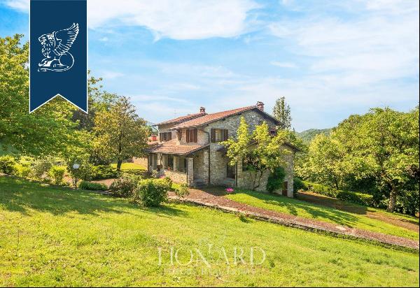 Rustic villa with a big park and pool for sale on Tuscan hills