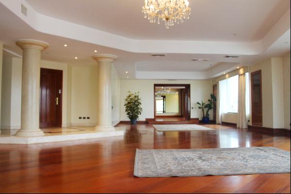 Elegant corner apartment with a beautiful view of the huaca