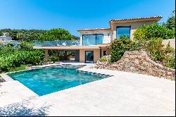 Grimaud, Spacious family villa with sea view over the Gulf of Saint-Tropez.