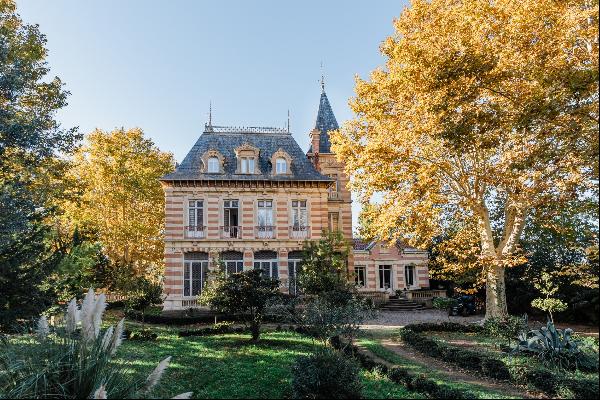 19th century château with outbuildings on 4.5 hectares of wooded parklands