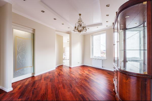 A wide 4-room apartment with a panoramic view on Indranu street