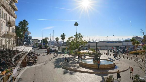 IN FRONT OF THE PALAIS DES FESTIVALS