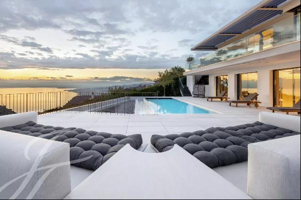 Contemporary villa with exceptional view