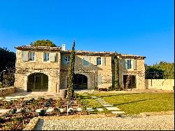 Charming property located 5 minutes walk from the center of Eygalières