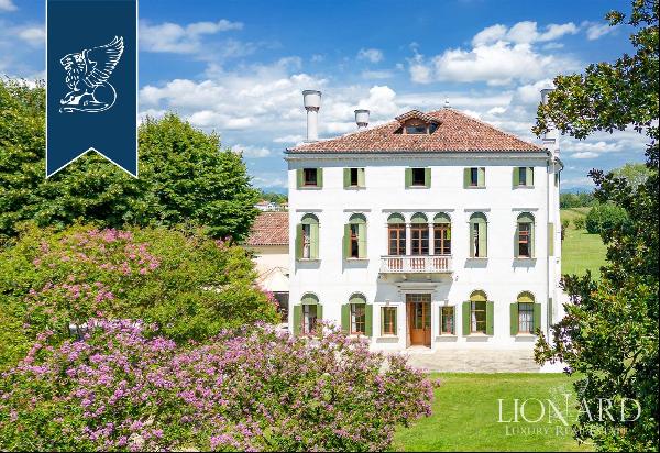 Stunning and finely-renovated period estate with a barchessa along the Brenta Riviera