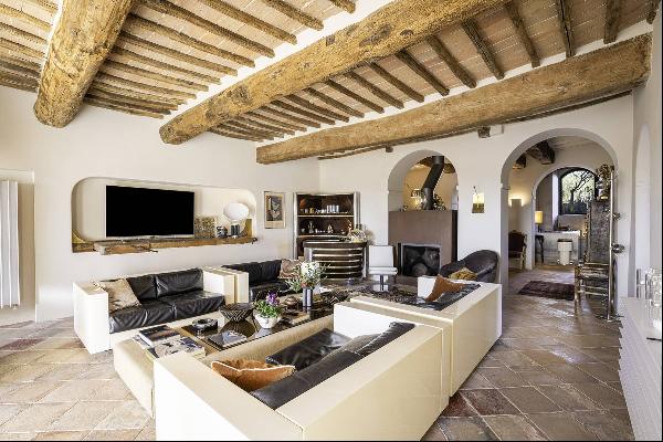 Luxurious 6 bedroom villa with pool near Siena