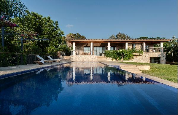 Gorgeous Private House with a Pool in Moshav
