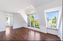 Sunny gallery apartment with roof terrace and hobby room