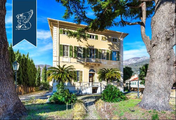 Elegant 19th-century villa with a big private garden for sale in Toirano, charming hamlet 