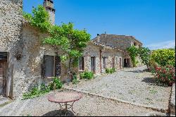 Farmhouse and its sheepfold to renovate near Aix en Provence