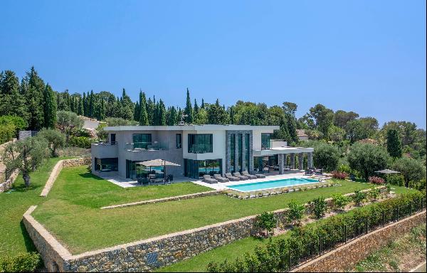 Exceptional panorama for this luxurious contemporary villa of Cannes hinterland