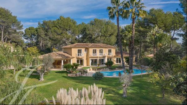 Mougins, a superb neo-Provençal villa on a gated estate