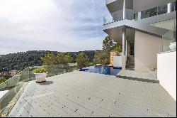 Modern Villa with Sea Views