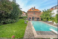 Detached villa with detached coach house and a swimming pool in green area