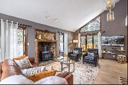 Stunning 3 bedroom duplex nestled in the heart of the vibrant Eagle-Vail