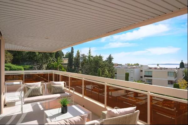 Cannes Basse Californie Renovated 5-room flat with sea view