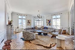 Paris 8th District – A superb 5-bed apartment with a balcony