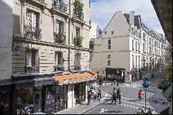 Paris 4th District – A bright and elegant pied a terre