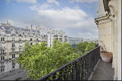 Paris 6th District – A 3-bed apartment with balconies