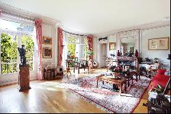 Paris 7th District – A magnificent family apartment with balconies