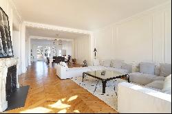 Paris 16th District – A renovated floor through apartment.