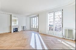 Paris 7th District – A bright 2/3 bed apartment