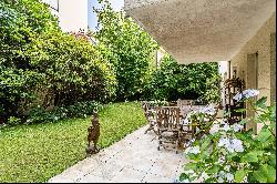 Neuilly-sur-Seine - A spacious garden-level apartment with a garden