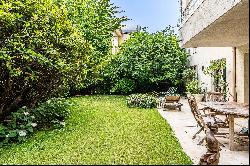 Neuilly-sur-Seine - A spacious garden-level apartment with a garden