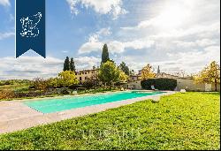 Luxurious apartment with a pool for sale among Tuscany's charming hills