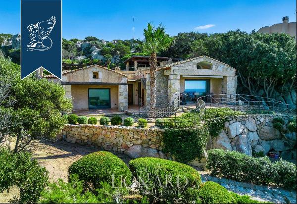 Refined villa with a view of the Bay of Santa Reparata for sale