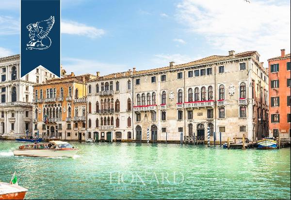 Majestic palace for sale with a spectacular view of the Grand Canal in the Elegant Sestier