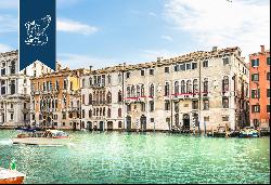 Majestic palace for sale with a spectacular view of the Grand Canal in the Elegant Sestier
