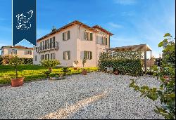 Luxury villa with an outbuilding, a pool and cultivated lands in the heart of Tuscany