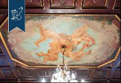 Luxury apartment with frescoed ceilings and big spaces for sale a few steps away from the 
