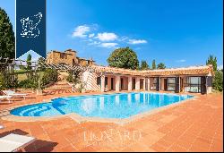 Stunning property with a pool for sale on Siena's hills