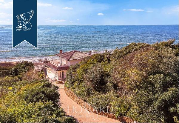 Wonderful estate with a panoramic terrace, a private garden and direct access to the beach