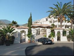 Apartment opportunity with panoramic sea views in Nueva Andalucia