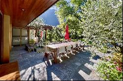 Prestigious villa surrounded by greenery with large garden for sale in Grono