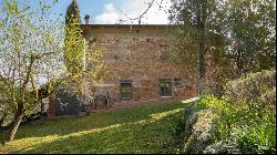 La Lanterna house to be renovated with vineyard, Montepulciano, Siena 