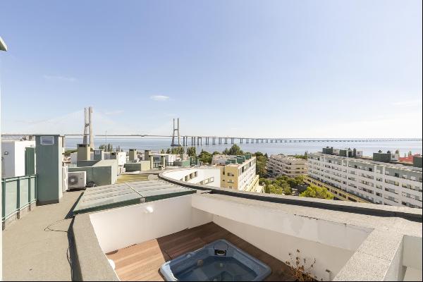 Duplex penthouse with 6 bedrooms, terrace, jacuzzi and river front view