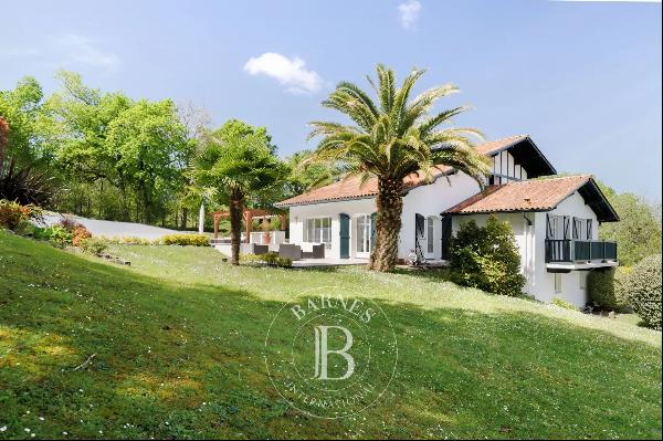 VILLEFRANQUE, 200 M² HOUSE WITH POOL