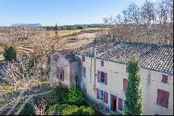 Agricultural property to renovate in  Aix en Provence near city center